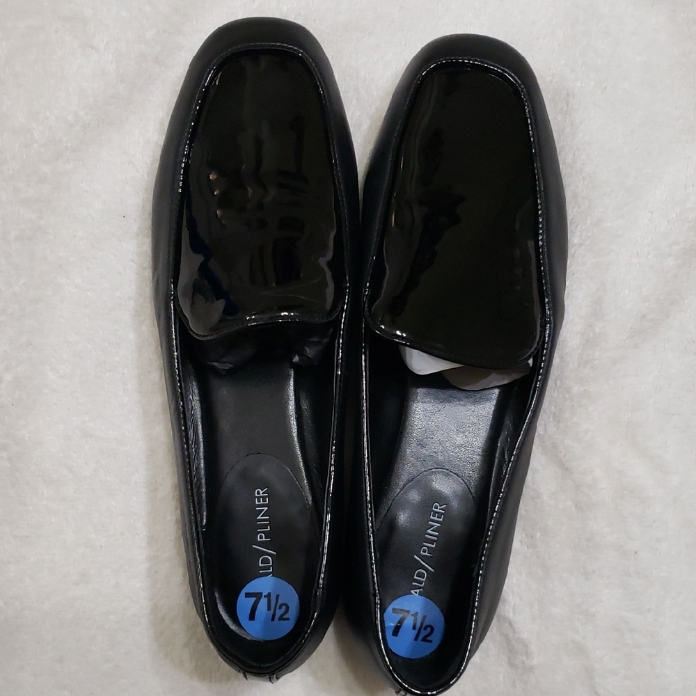 Donald J. Pliner Women's Glossy Black Flats